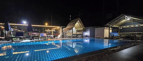Outdoor pool, free pool cabanas, pool loungers