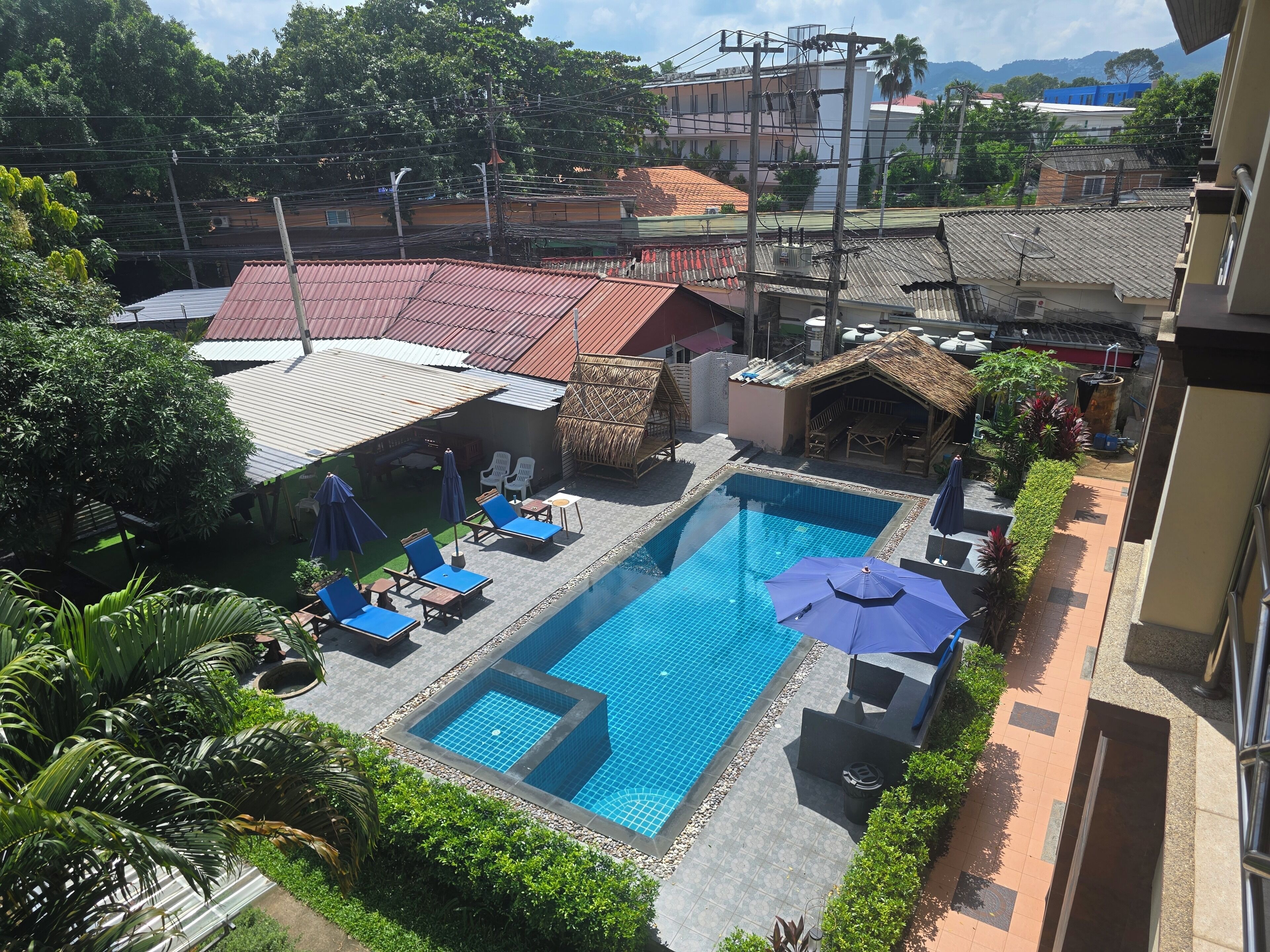 Outdoor pool, free pool cabanas, pool loungers