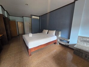 Escritorio, espacio para trabajar con laptop y cortinas blackout 