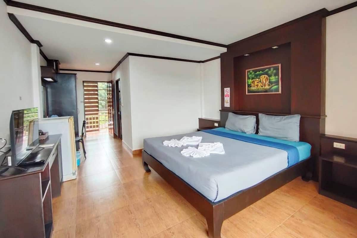 Escritorio, espacio para trabajar con laptop y cortinas blackout