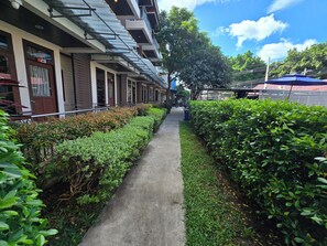 สนามรอบบริเวณ