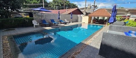 Outdoor pool, free cabanas, sun loungers