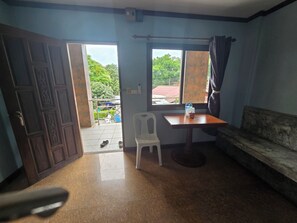 Studiosuite – superior, balkong, bassengutsikt | Safe på rommet, skrivebord og skrivebord for bærbar PC