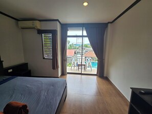 Dobbeltrom – standard, byutsikt | Safe på rommet, skrivebord og skrivebord for bærbar PC