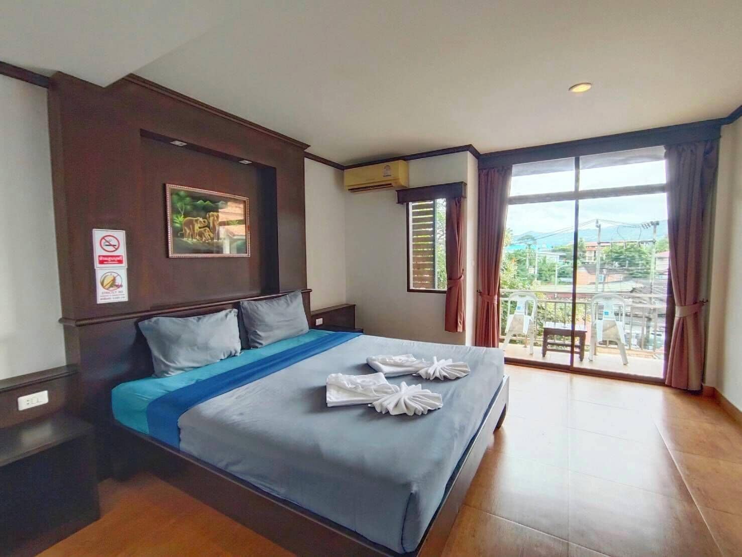 Habitación estándar doble, vistas a la ciudad | Caja fuerte, escritorio, espacio para trabajar con un portátil