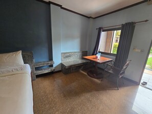 Dobbeltrom – deluxe, bassengutsikt | Safe på rommet, skrivebord og skrivebord for bærbar PC