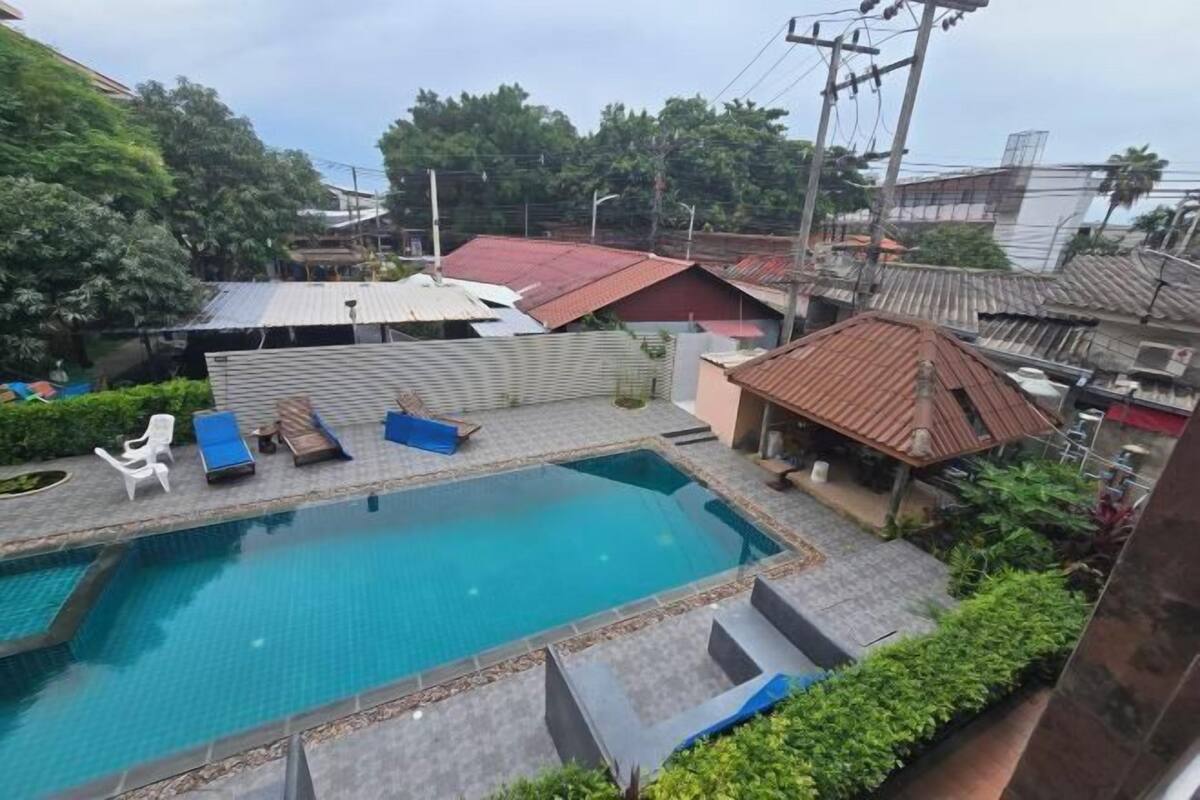 泳池 | 室外游泳池，免费小屋，日光浴躺椅