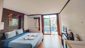 A hotel room with a bed, a desk, a chair, and a view of the outside. - h&Y chaweng (Koh Samui)
