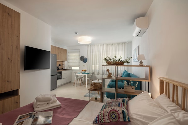 Iron/ironing board, free WiFi, bed sheets