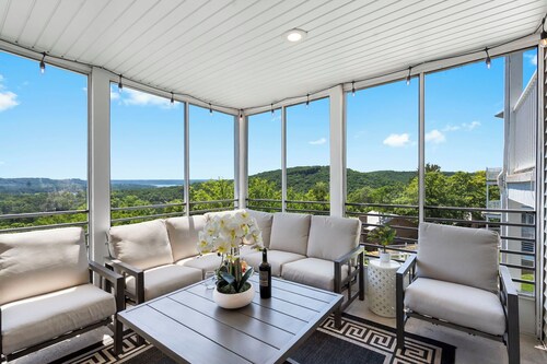 Beautifully Refreshed Condo w/ Access to Table Rock Lake, Lake, Outdoor Pool Open & Free Tickets