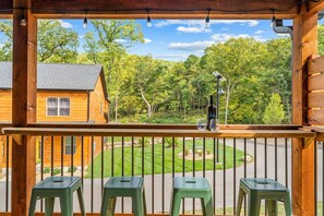 Property grounds - Private Hot Tub Cabin Near Table Rock with Free Tickets & Indoor/Outdoor Community Pools (Hollister)