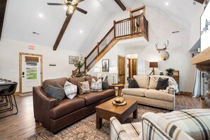Smart TV, fireplace - Private Hot Tub Cabin Near Table Rock with Free Tickets & Indoor/Outdoor Community Pools (Hollister)