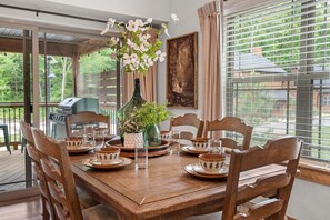 Dining - Private Hot Tub Cabin Near Table Rock with Free Tickets & Indoor/Outdoor Community Pools (Hollister)