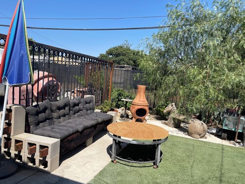 Charming 2-bedroom house with WiFi, AC in Bakersfield