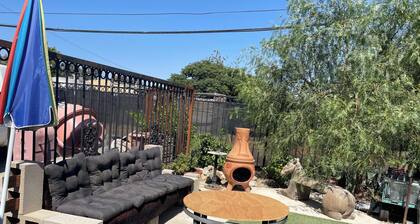 Charming 2-bedroom house with WiFi, AC in Bakersfield