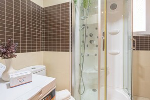 Dusche, Haartrockner, Handtücher