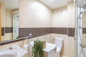 Douche, sèche-cheveux, serviettes fournies