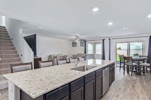 4-bedroom house in marvelous Buckeye with WiFi, AC. Enjoy your stay