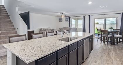 4-bedroom house in marvelous Buckeye with WiFi, AC. Enjoy your stay