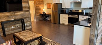 The Texas Roost - 1-bedroom country guest house 7.4 miles to Kilgore College.