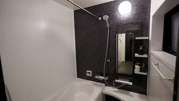 風筒、拖鞋、坐浴桶、提供毛巾