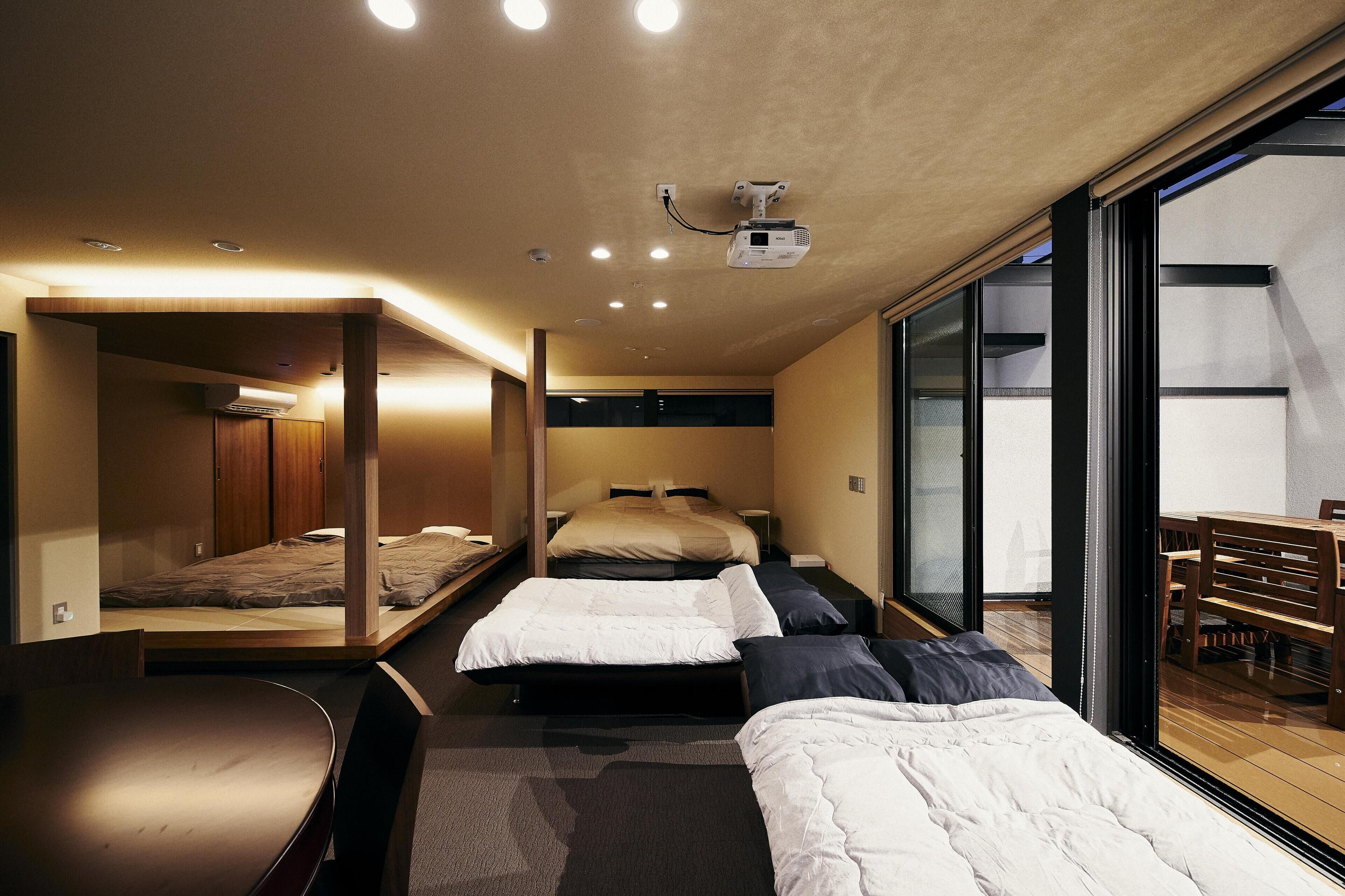 Decoración personalizada, muebles diferentes, escritorio y wifi gratis 