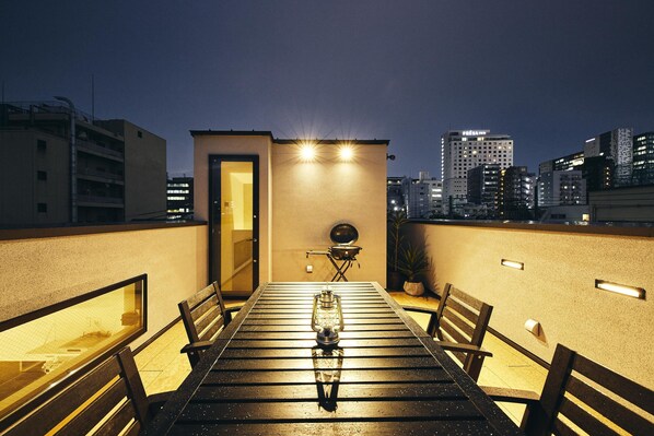 Habitación, para no fumadores (3F Balcony Suite, No BBQ available) | Decoración personalizada, muebles diferentes, escritorio y wifi gratis 