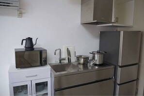 ห้องพัก, ปลอดบุหรี่ (3F Balcony Suite, No BBQ available) | ครัวส่วนตัว | ตู้เย็นขนาดใหญ่, ไมโครเวฟ, เตาประกอบอาหาร, เครื่องครัว/จาน/ช้อนส้อม