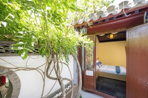 Laptop workspace, iron/ironing board, free WiFi - Junhefu Courtyard Hotel (Beijing)