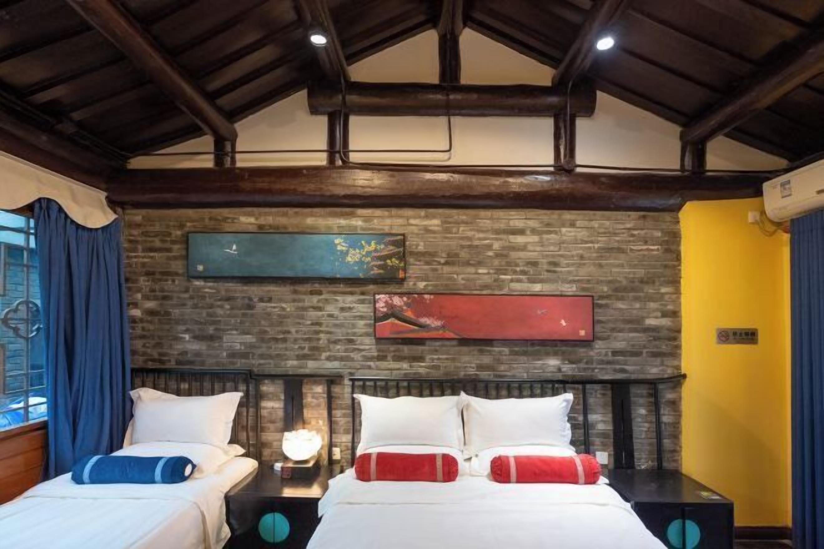 Laptop workspace, iron/ironing board, free WiFi