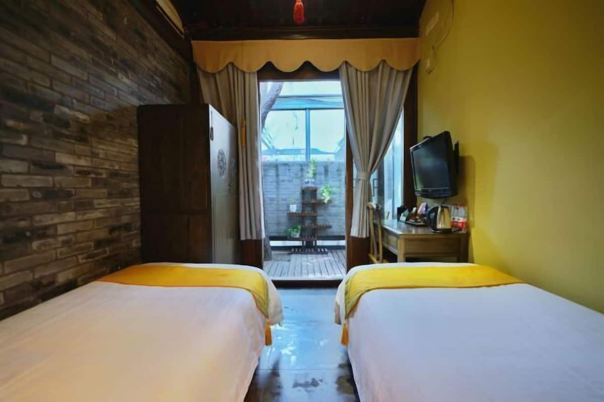 Laptop workspace, iron/ironing board, free WiFi