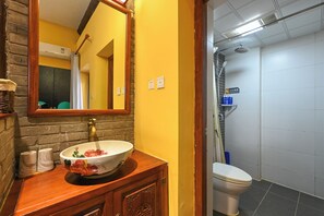 컴포트 트리플룸 | 욕실 | 샤워 시설, 헤어드라이어, 슬리퍼, 타월