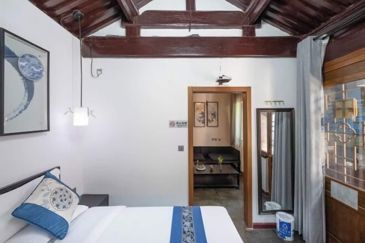 Laptop workspace, iron/ironing board, free WiFi