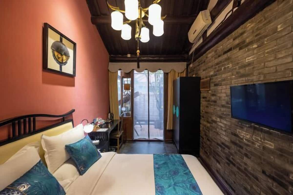 Laptop workspace, iron/ironing board, free WiFi