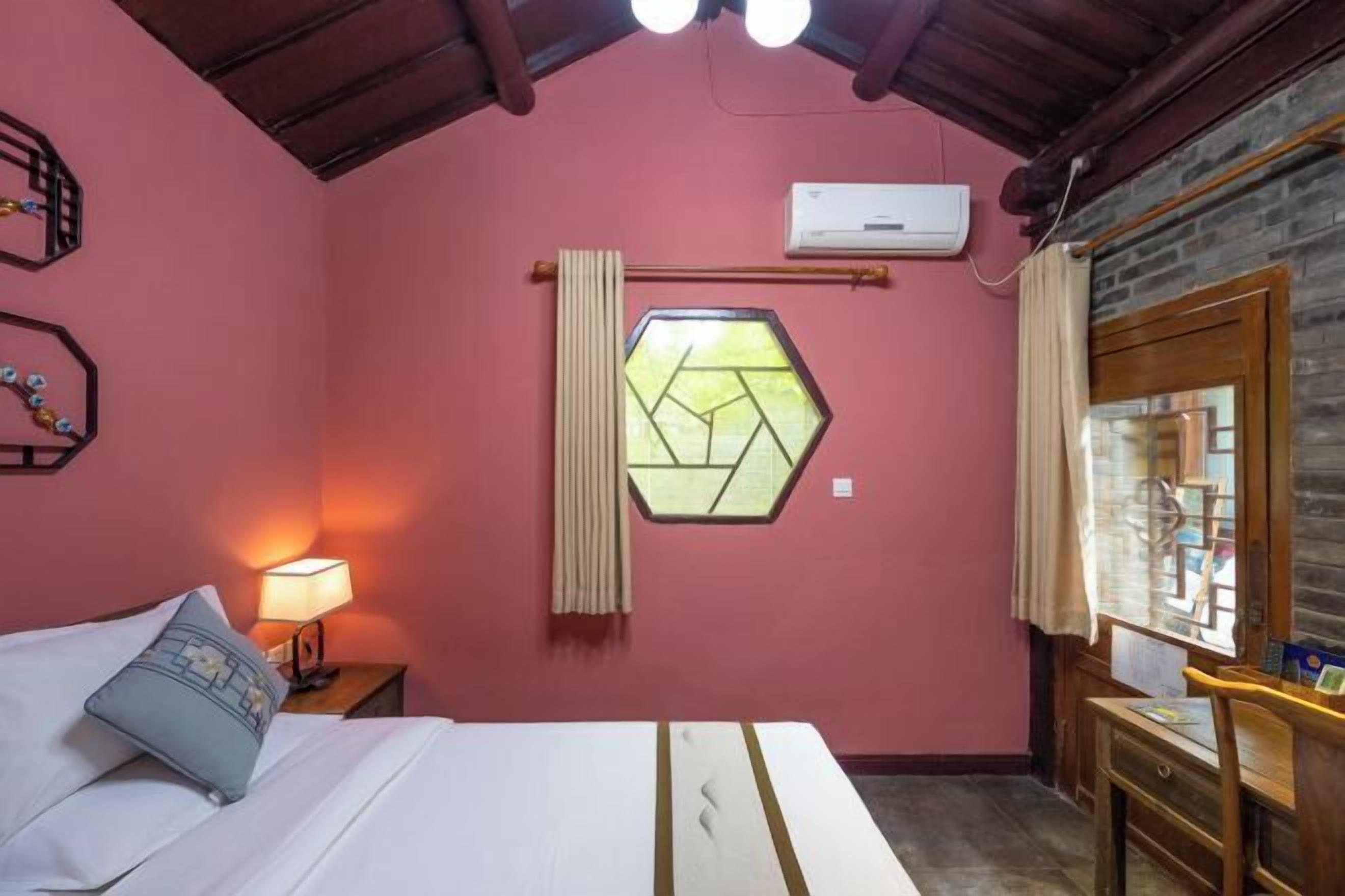 Laptop workspace, iron/ironing board, free WiFi