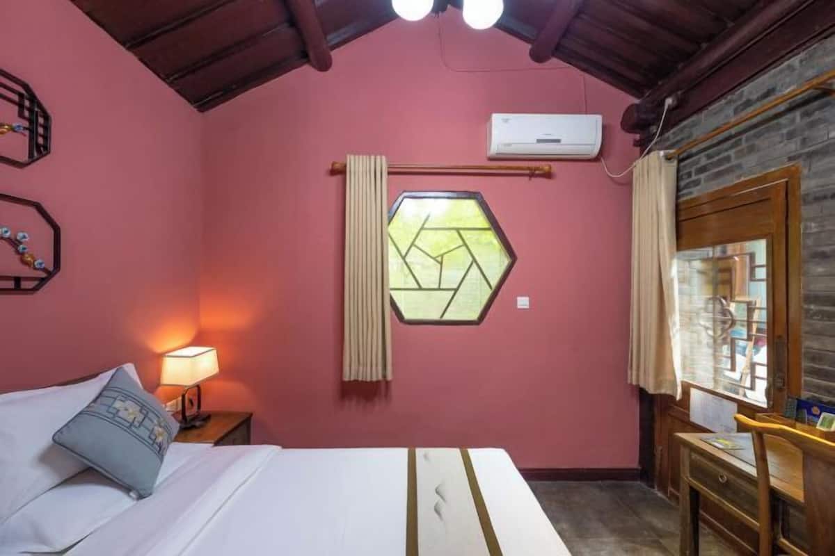 Laptop workspace, iron/ironing board, free WiFi