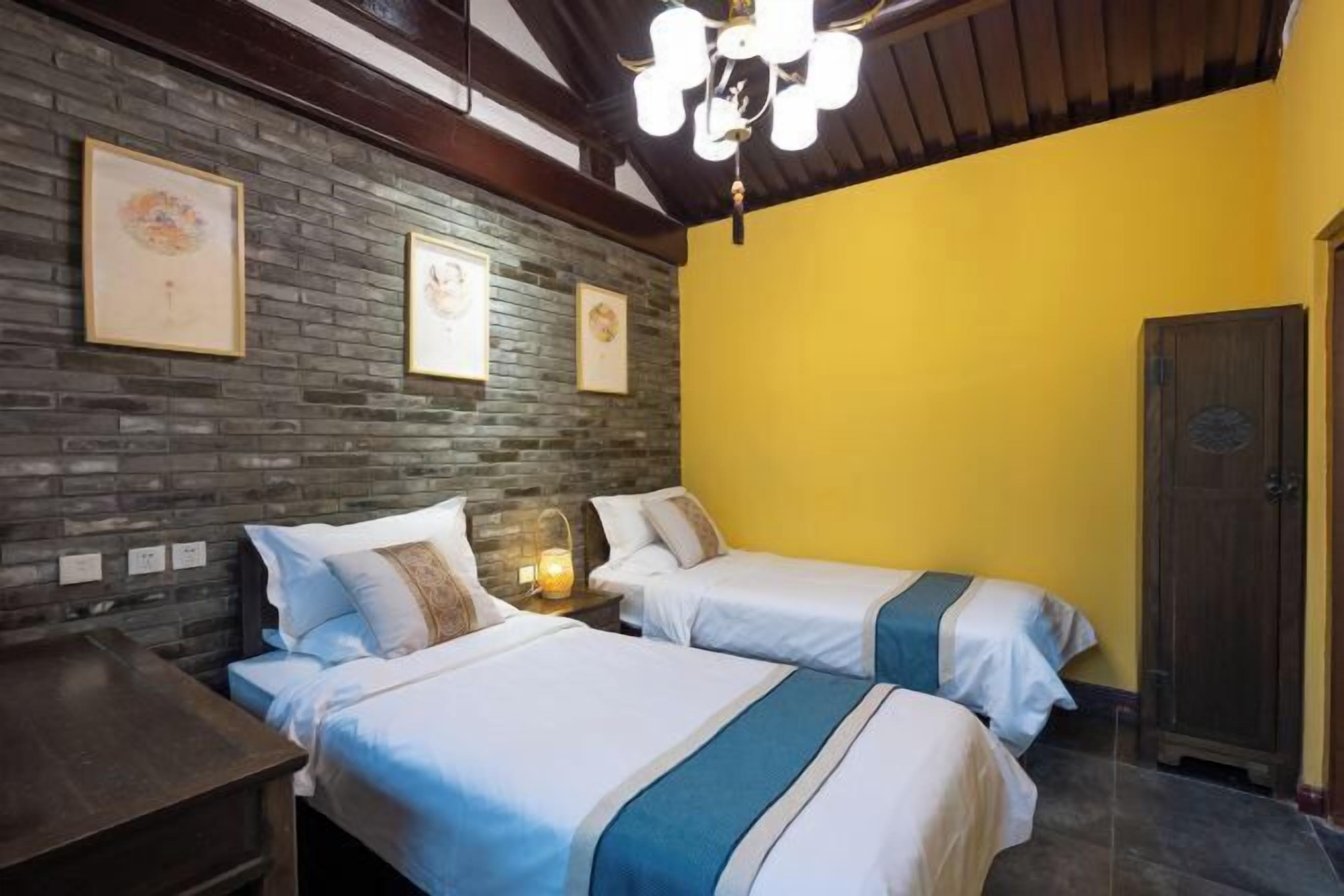 Laptop workspace, iron/ironing board, free WiFi