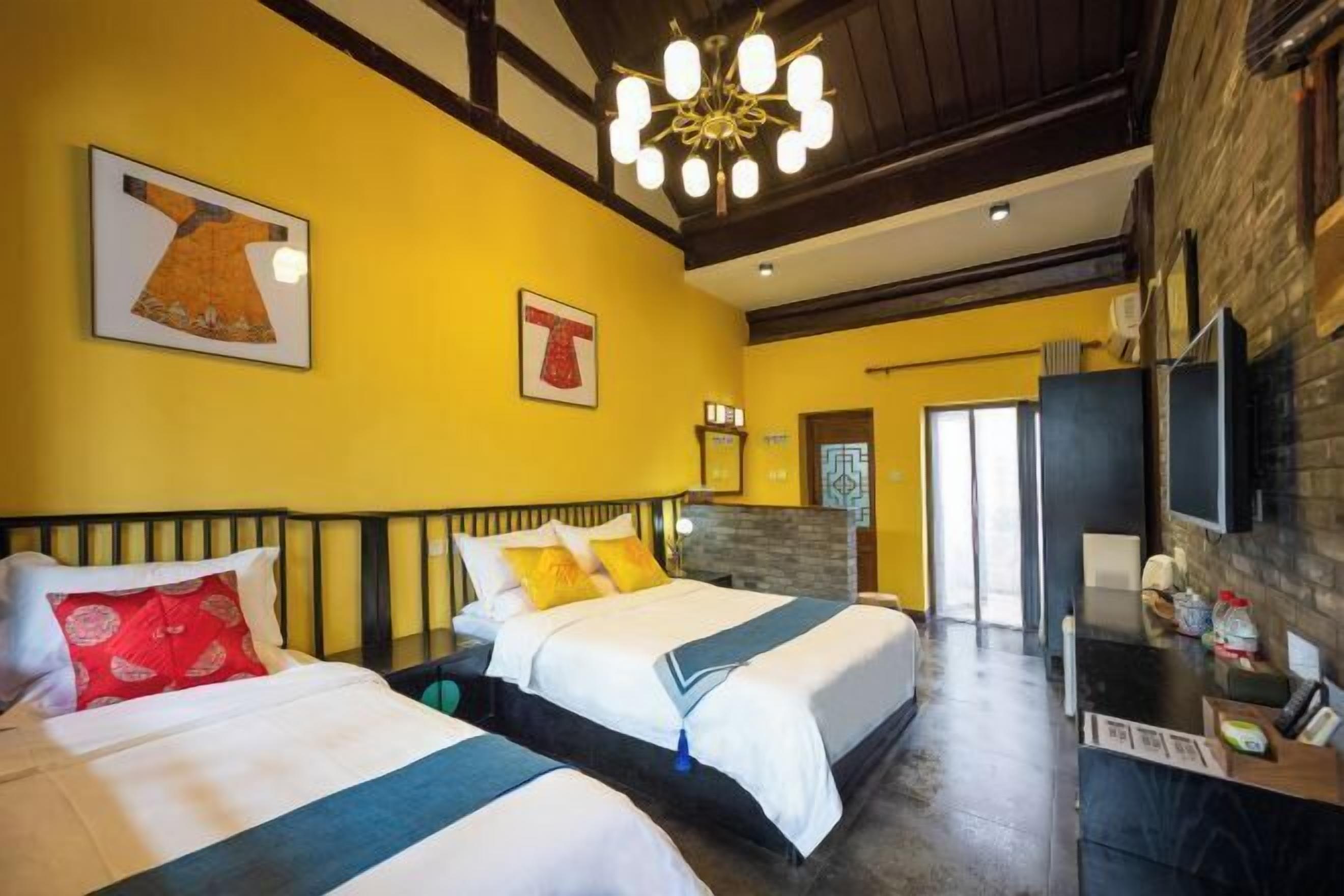 Laptop workspace, iron/ironing board, free WiFi