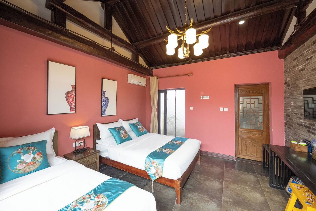 Tremannsrom – classic | Skrivebord for bærbar PC, strykejern/-brett og wi-fi (inkludert)