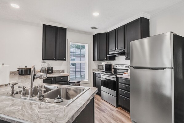 Køleskab, mikrobølgeovn, ovn, kogeplade