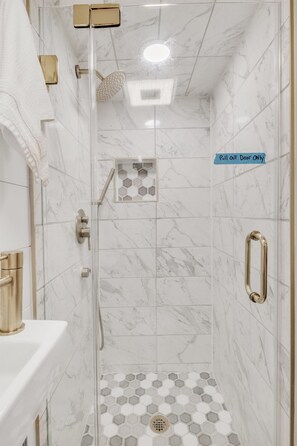 淋浴设施、毛巾