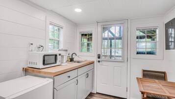 Microonde, macchina per tè/caffè, tostapane, pentole/stoviglie/utensili