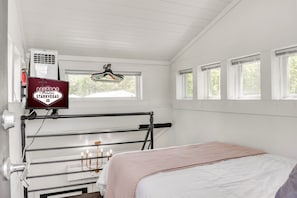 Una habitación con una cama, una lámpara colgante, un cartel que dice 'Welcome to Starkvegas' y varias ventanas.