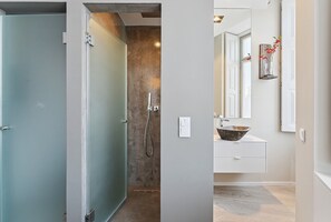 Een douche, een haardroger, handdoeken