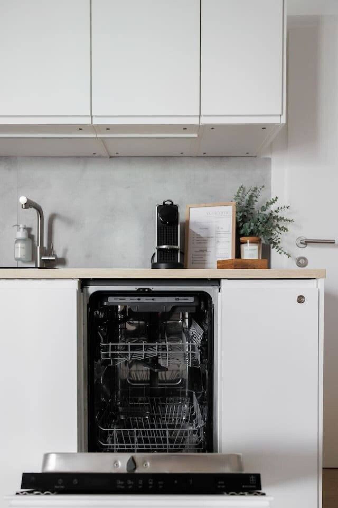 Wasserkocher mit Kaffee-/Teezubehör, Kühlschrank, Ofen, Herdplatte