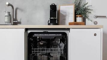 Wasserkocher mit Kaffee-/Teezubehör, Kühlschrank, Ofen, Herdplatte