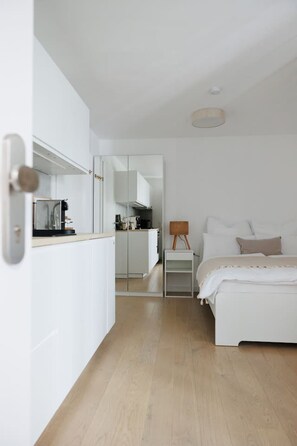 1 bedroom, desk, iron/ironing board, WiFi - BOHO Studio | 10min to City Center | Self Check-In (Vienna)