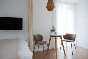 1 bedroom, desk, iron/ironing board, WiFi - BOHO Studio | 10min to City Center | Self Check-In (Vienna)