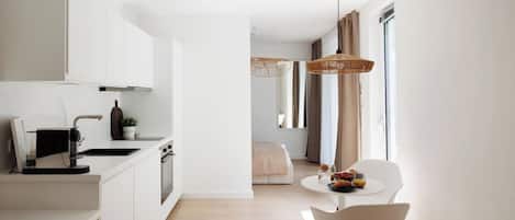 Coffee/tea maker, fridge, oven, stovetop