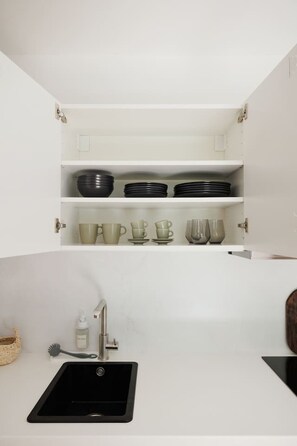 Fridge, oven, stovetop, dishwasher
